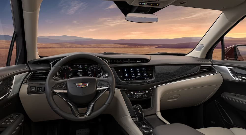 The black and tan dash in a 2025 Cadillac XT6.